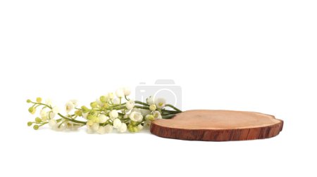 Foto de Stump Plataforma de disco de madera podio y flor sobre fondo blanco. Escena de presentación de producto de visualización vacía mínima. - Imagen libre de derechos