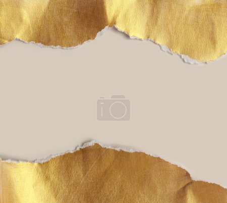 Téléchargez les photos : Or déchiré morceaux vides de papier texture sur fond d'espace de copie beige clair. - en image libre de droit