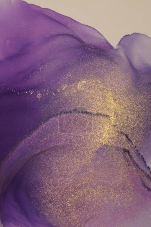 Téléchargez les photos : Art Abstrait Aquarelle et peinture à jet d'encre d'alcool. Fumée texture fond. Paillettes violette, beige et or. - en image libre de droit