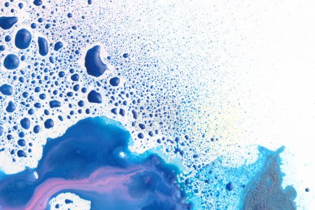 Téléchargez les photos : Encre aquarelle flux tache gouttes éclaboussure. Texture abstraite couleur bleue fond de tache. - en image libre de droit