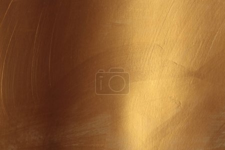 Foto de Bronce y oro tinta frotis cepillo trazo mancha blot brillo textura pared fondo. - Imagen libre de derechos