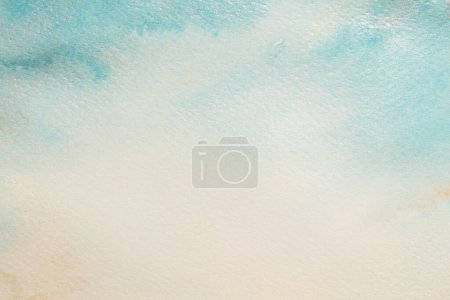 Téléchargez les photos : Encre et aquarelle tache de flux de fumée tache sur fond de texture de grain de papier. Couleur pastel bleu beige. - en image libre de droit