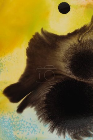 Téléchargez les photos : Encre noire tache de flux aquarelle sur fond jaune. - en image libre de droit