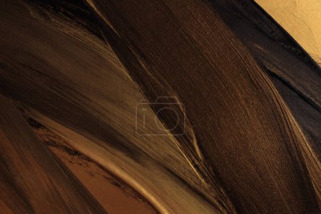 Foto de Ola Negro, marrón, oro brillo tinta frotis cepillo trazo mancha blot brillo textura pared fondo. - Imagen libre de derechos