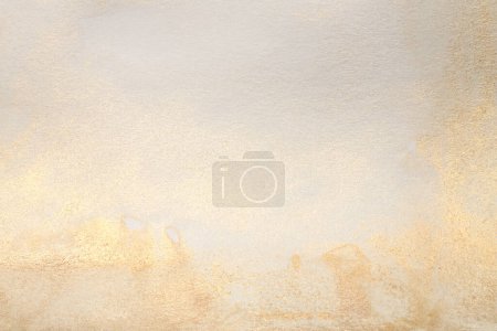 Téléchargez les photos : Papier aquarelle grain texture mur de peinture. Abstrait or, nacre et marbre beige copie fond de l'espace. - en image libre de droit