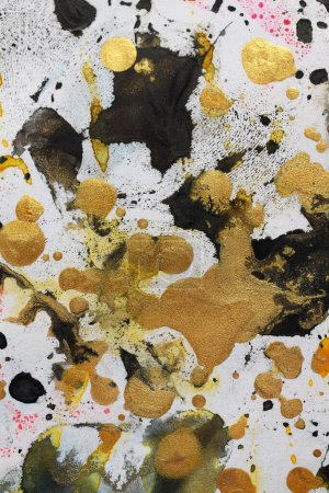 Foto de Negro, oro Tinta acuarela spray blot sobre fondo de papel de textura beige. - Imagen libre de derechos