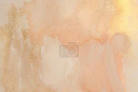 Téléchargez les photos : Encre beige, or, bronze tache de flux de fumée aquarelle sur fond de texture de grain de papier mouillé. - en image libre de droit