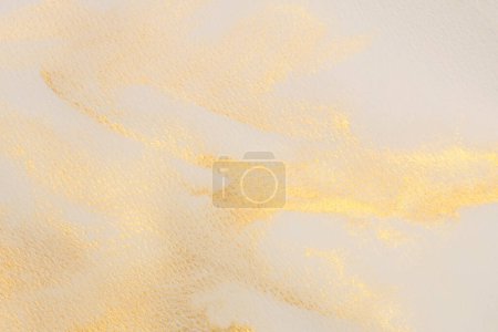 Téléchargez les photos : Beige, or, encre aquarelle tache de flux de fumée tache sur fond de texture de grain de papier humide. - en image libre de droit