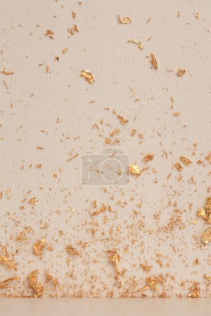 Téléchargez les photos : Papier texture brillant peinture buvard mur. Abstrait or, nacre et beige copie espace fond. - en image libre de droit