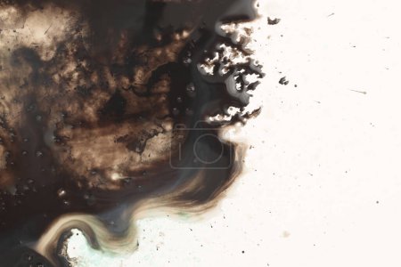 Foto de Tinta marrón negra Acuarela spray blot sobre fondo de papel de textura de grano beige. - Imagen libre de derechos