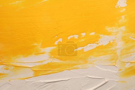 Foto de Arte óleo y acrílico mancha mancha lienzo pintura estuco pared. Textura abstracta beige, blanco, color amarillo mancha pincelada relieve textura fondo - Imagen libre de derechos