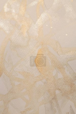 Téléchargez les photos : Or, argent nacre paillettes encre aquarelle ligne blot sur fond grain texture papier beige - en image libre de droit