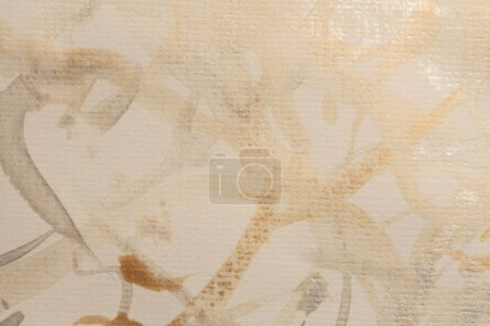 Téléchargez les photos : Or paillettes encre aquarelle goutte blot sur papier beige grain texture fond - en image libre de droit