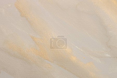 Téléchargez les photos : Beige, or paillettes encre aquarelle fumée flux tache tache sur papier mouillé grain texture fond. - en image libre de droit