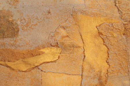 Foto de Oro, bronce y papel beige collage marco de papel de la pared de grano. Resumen brillo textura copia espacio relieve fondo. - Imagen libre de derechos