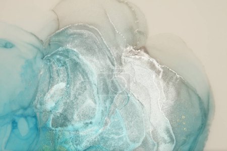 Téléchargez les photos : Art abstrait bleu et perle blanc paillettes fond aquarelle. Texture de marbre. Encre d'alcool. - en image libre de droit