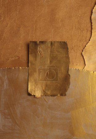 Foto de Oro, bronce papel collage papel marco pintura pared. Resumen brillo textura copia espacio relieve fondo. - Imagen libre de derechos