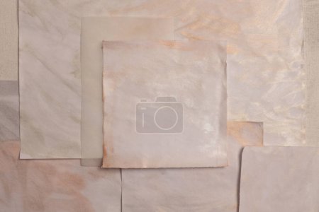 Téléchargez les photos : Beige et nacre Carte d'or cadre papier peinture mur vide. Texture abstraite espace de copie relief neutre fond. - en image libre de droit