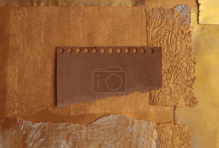 Téléchargez les photos : Or, bronze et papier marron collage papier cadre mur de peinture. Texture lueur abstraite copier l'espace relief fond. - en image libre de droit