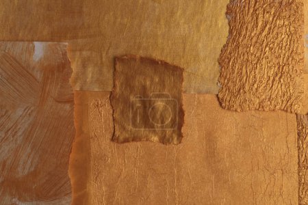 Téléchargez les photos : Papier collage doré, bronze et beige cadre en papier mur de peinture. Texture lueur abstraite copier l'espace relief fond. - en image libre de droit