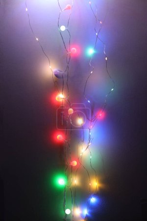 Foto de Enfoque suave borroso Luces de guirnalda de color navideño sobre fondo oscuro. - Imagen libre de derechos