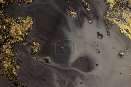 Foto de Flujo vierta aceite y pintura acrílica de color borrón de la onda. Fondo abstracto de textura brillo negro y oro. - Imagen libre de derechos