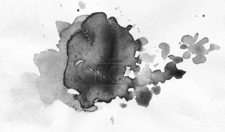 Téléchargez les photos : Encre aquarelle tache dessinée à la main. Teinture de texture de papier de couleur noire grain humide sur fond blanc. - en image libre de droit