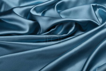 Téléchargez les photos : Tissu vague de couleur bleu profond nacre soie. Texture abstraite copier l'espace fond. - en image libre de droit