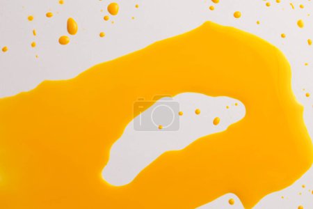 Foto de Ink Watercolor flow blot gotas de salpicadura. Textura abstracta Color naranja amarillo mancha fondo. - Imagen libre de derechos