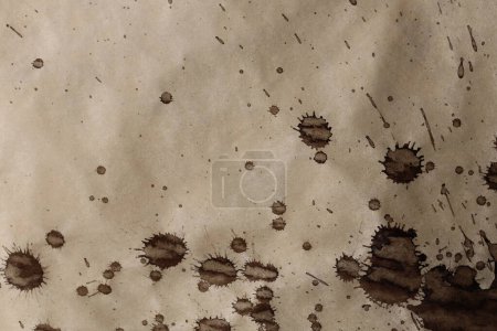 Foto de Tinta marrón negra Acuarela spray blot sobre fondo de papel de textura de grano grunge beige. - Imagen libre de derechos