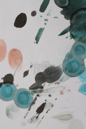 Téléchargez les photos : Noir, bleu Encre aquarelle tache sur fond de papier texture grunge grain beige. - en image libre de droit