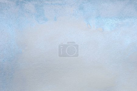 Foto de Pared de pintura de textura de papel acuarela metálica azul. Abstracto grano nácar y plata de mármol beige copia de fondo. - Imagen libre de derechos