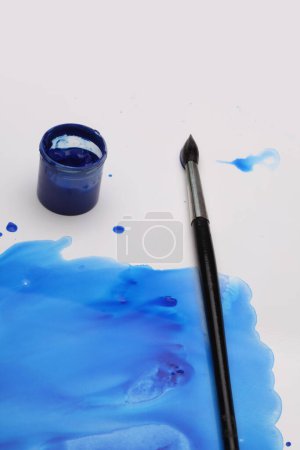 Foto de Pincel y tinta de color azul gota blot sobre fondo de papel. - Imagen libre de derechos