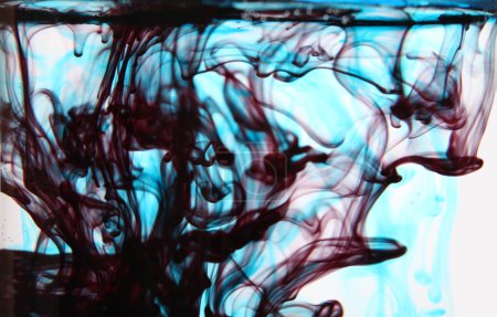 Téléchargez les photos : Tache d'encre et aquarelle verser tache de couleur de flux dans fond d'eau. - en image libre de droit