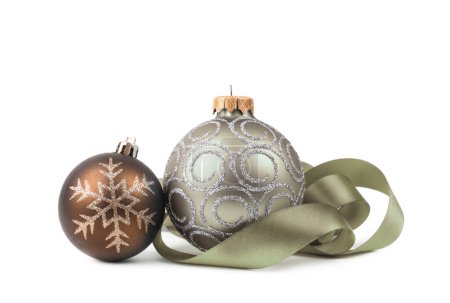 Foto de Oro, bronce, plata nacre brillo brillo Feliz Navidad bolas con cinta en blanco. - Imagen libre de derechos