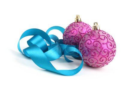 Téléchargez les photos : Nacre rose lueur paillettes Joyeux Noël boules avec ruban bleu sur blanc. - en image libre de droit