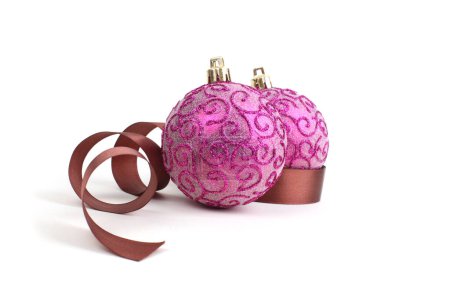 Téléchargez les photos : Nacre rose lueur paillettes Joyeux Noël boules avec ruban brun sur blanc. - en image libre de droit