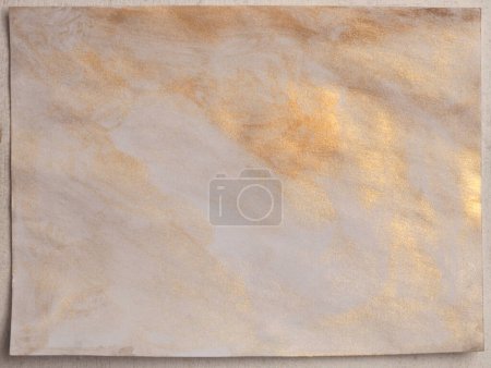 Téléchargez les photos : Papier aquarelle grain texture peinture cadre mur. Abstrait or métallique, nacre et fond de copie en marbre beige. - en image libre de droit