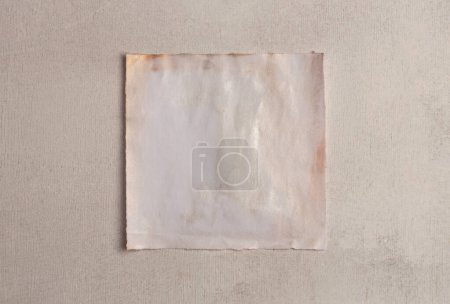 Foto de Papel de pintura de marco de oro beige y nácar en blanco tarjeta vacía en la pared de madera. Textura abstracta copia espacio neutral grunge fondo. - Imagen libre de derechos