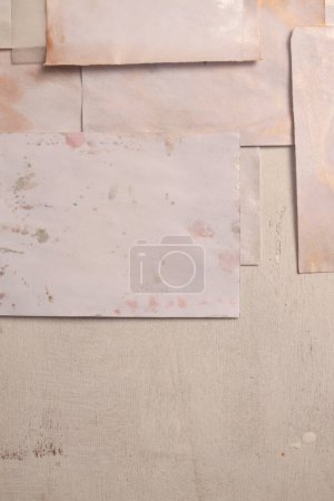 Foto de Papel de pintura de marco de oro beige y nácar en blanco tarjeta vacía en la pared de madera. Textura abstracta copia espacio neutral grunge fondo. - Imagen libre de derechos
