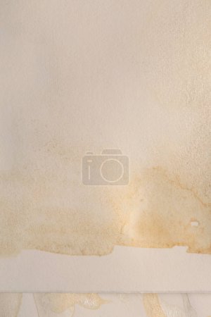 Téléchargez les photos : Or paillettes encre aquarelle grain tache sur fond de texture de papier vide beige. - en image libre de droit