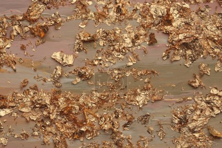 Foto de Arte óleo y acrílico mancha pared pintura blot con elementos de lámina de oro. Color beige abstracto mancha pincelada textura fondo. - Imagen libre de derechos