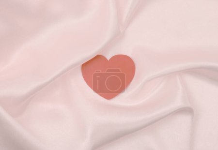 Foto de Tela de seda de onda perla rosa beige con tarjeta de marco corazón. Textura abstracta copia espacio fondo. - Imagen libre de derechos