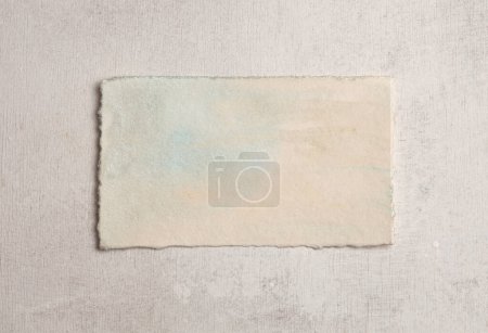 Foto de Marco beige pintura papel vacío tarjeta en blanco en la pared de madera. Textura abstracta copia espacio neutral grunge fondo. - Imagen libre de derechos