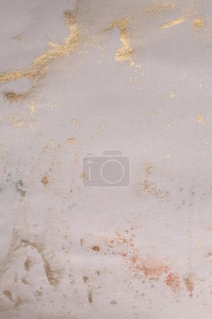 Foto de Beige, oro y nácar acuarela pintura de papel de pared vacía. Textura abstracta copia espacio neutral grunge fondo. - Imagen libre de derechos
