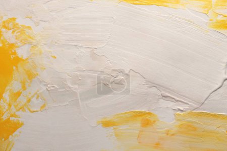 Téléchargez les photos : Huile d'art et acrylique frottis buvard toile peinture mur de stuc. Texture abstraite beige, blanc, jaune couleur tache coup de pinceau relief texture fond - en image libre de droit