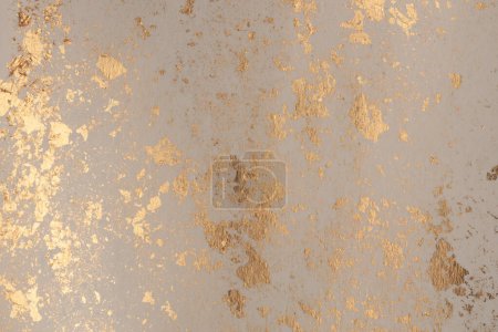 Foto de Crumble Papel textura pintura brillo brillo blot pared. Fondo abstracto de copia de manchas de oro, nácar y beige. - Imagen libre de derechos