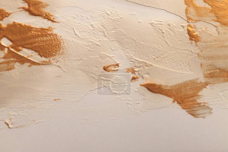 Téléchargez les photos : Huile d'art et acrylique frottis buvard toile peinture mur de stuc. Texture abstraite blanc, beige, or paillettes couleur tache coup de pinceau relief grain texture fond - en image libre de droit