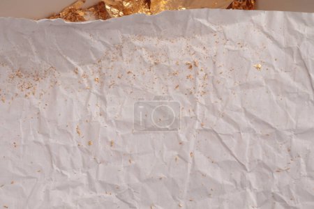 Téléchargez les photos : Crumble Papier texture peinture scintillant brillant buvard mur. Abstrait or, nacre et beige tache copie espace fond. - en image libre de droit
