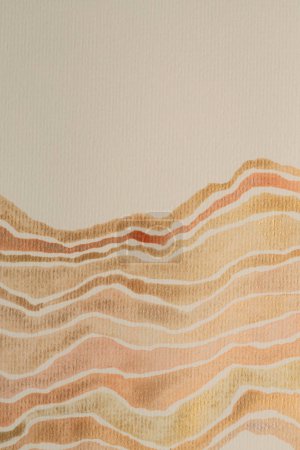 Foto de Tinta de brillo de nácar de oro mancha de línea de onda de acuarela en fondo de textura de papel de grano beige. - Imagen libre de derechos